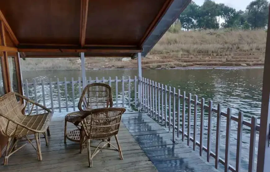 Lumpongdeng Houseboat at Umiam